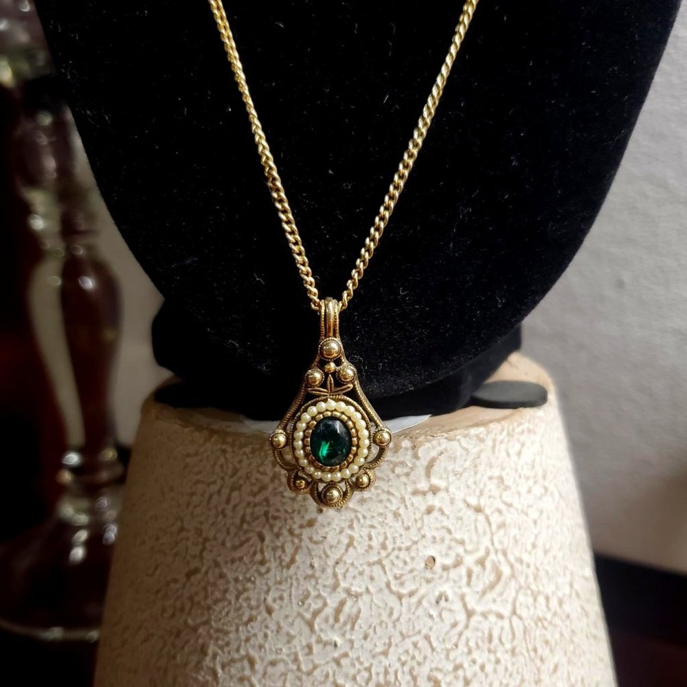 Avon Vintage 1976 Versailles Pendant Necklace